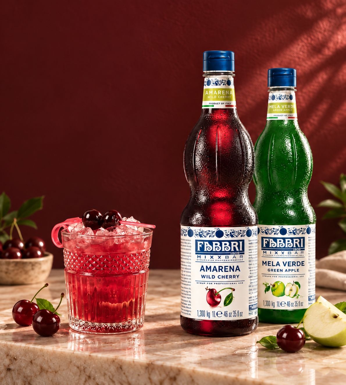 Xaropes Fabbri Amarena e Mela Verde ao lado de um drinque de cereja